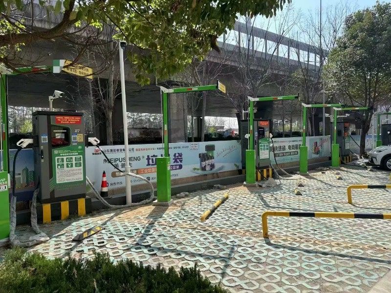 ไม้กั้นรถยนต์ CP-CPG22 สีเขียวดีไซน์ขนาดเล็กสำหรับช่องจอด EV Station มุมมองด้านหน้าเห็นตัวเครื่องและไม้กั้นโลหะยาว