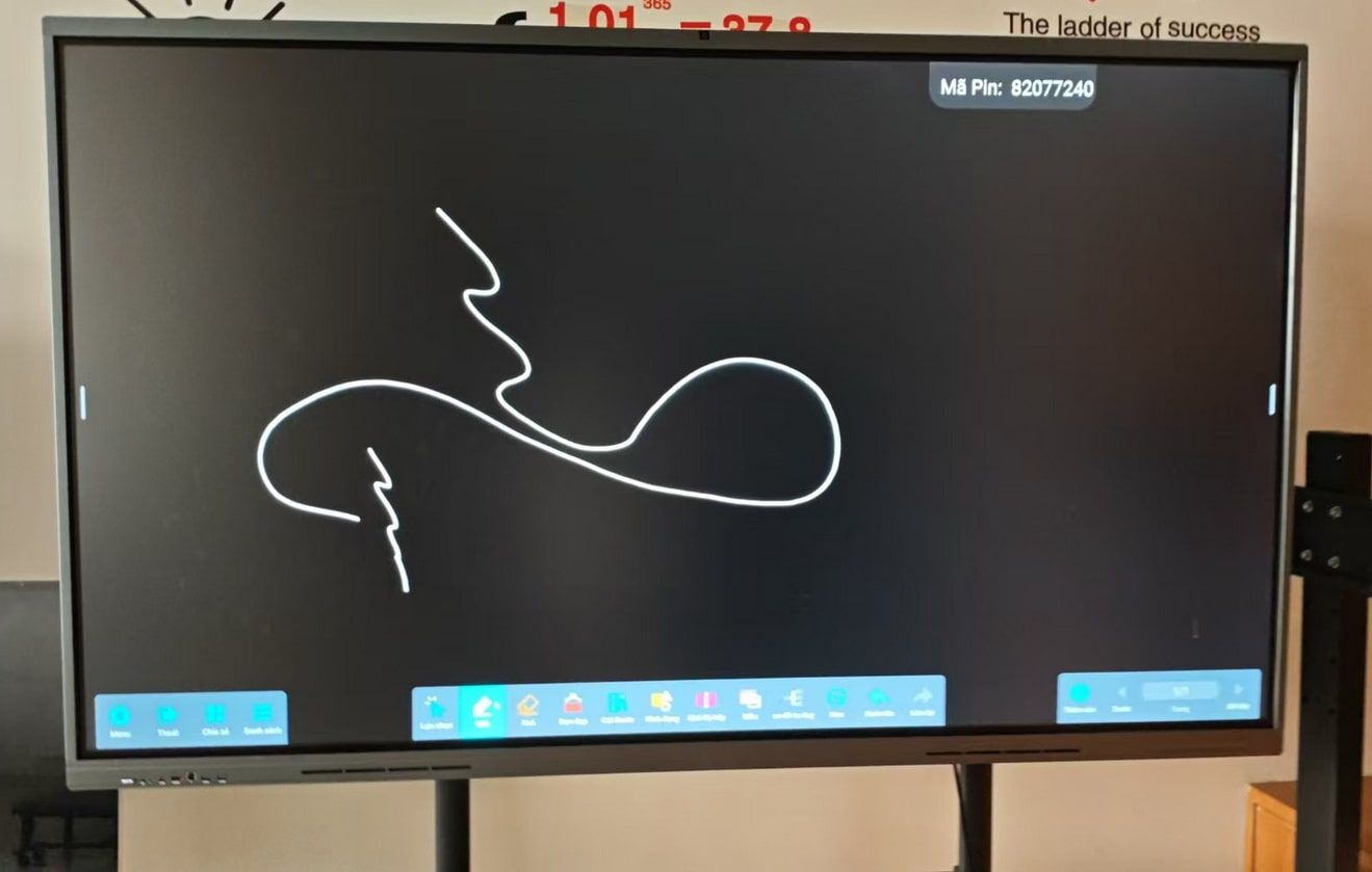กระดาษไวท์บอร์ดอัจฉริยะ Interactive Smart Whiteboard สีเทาติดตั้งบนขาตั้งแบบลอยตัว มีผู้หญิงกำลังใช้งานเขียนสูตรคณิตศาสตร์บนหน้าจอ