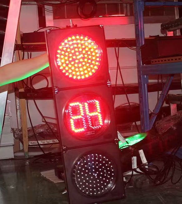 ไฟรูปคนข้ามถนนพร้อมตัวเลข counter แบบ LED สีแดงสว่างบนพื้นหลังสีดำ แสดงมุมมองด้านหน้าตรงสำหรับติดตั้งควบคุมทางข้าม
