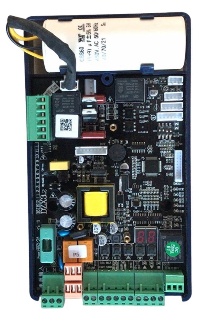 บอร์ด ไม้กั้นรถยนต์ AC Motor Barrier Controller สีน้ำเงิน มุมมองด้านบน แสดงแผงวงจรและอุปกรณ์อิเล็กทรอนิกส์ภายในตัวควบคุม