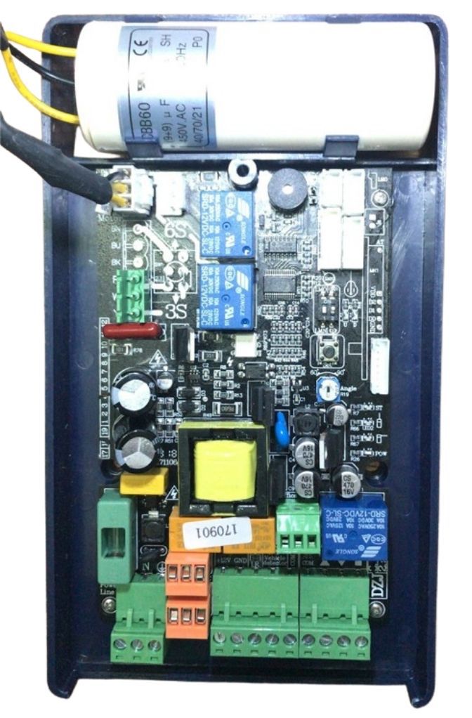 บอร์ด ไม้กั้นรถยนต์ AC Motor Barrier Controller สีน้ำเงิน มุมมองด้านบน แสดงแผงวงจรและอุปกรณ์อิเล็กทรอนิกส์ภายในตัวควบคุม