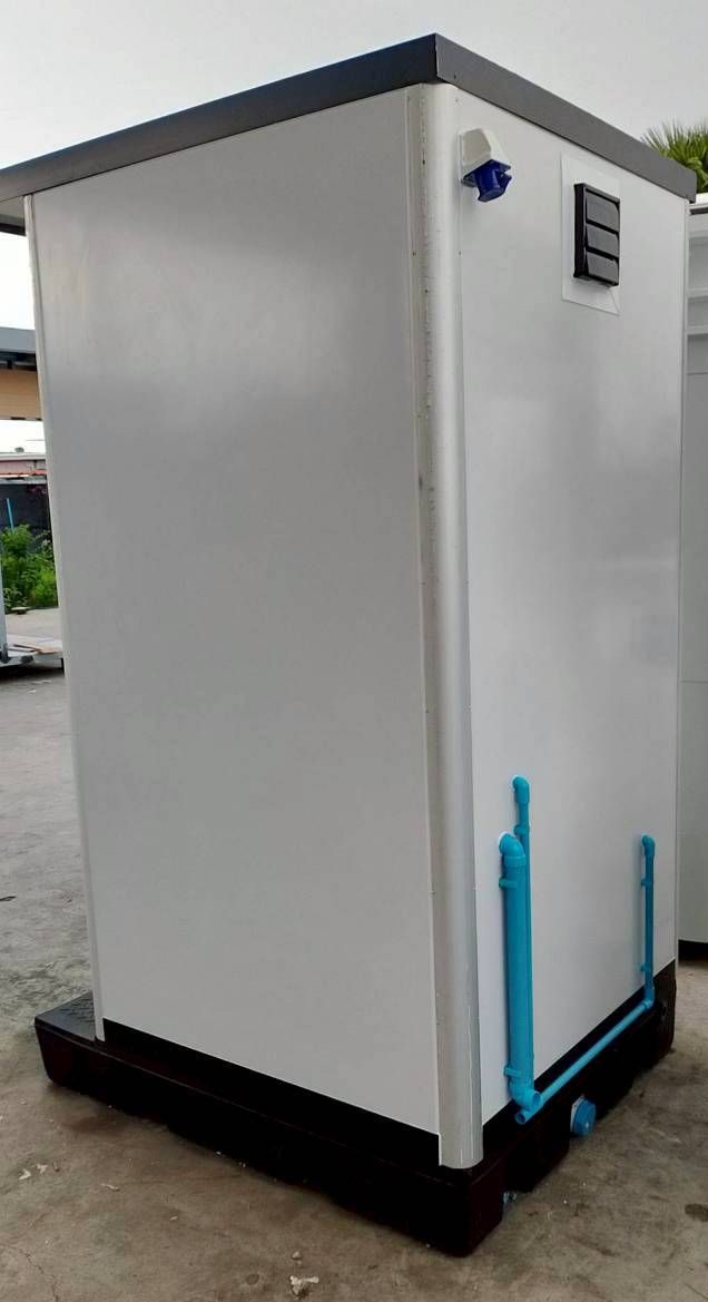 ห้องน้ำสำเร็จรูปสีขาวพร้อมประตูสีเทาและฐานไฟเบอร์สีดำแบบเคลื่อนย้ายได้ มุมมองเฉียงแสดงโครงสร้าง Mobile Toilet สำหรับใช้งานนอกสถานที่