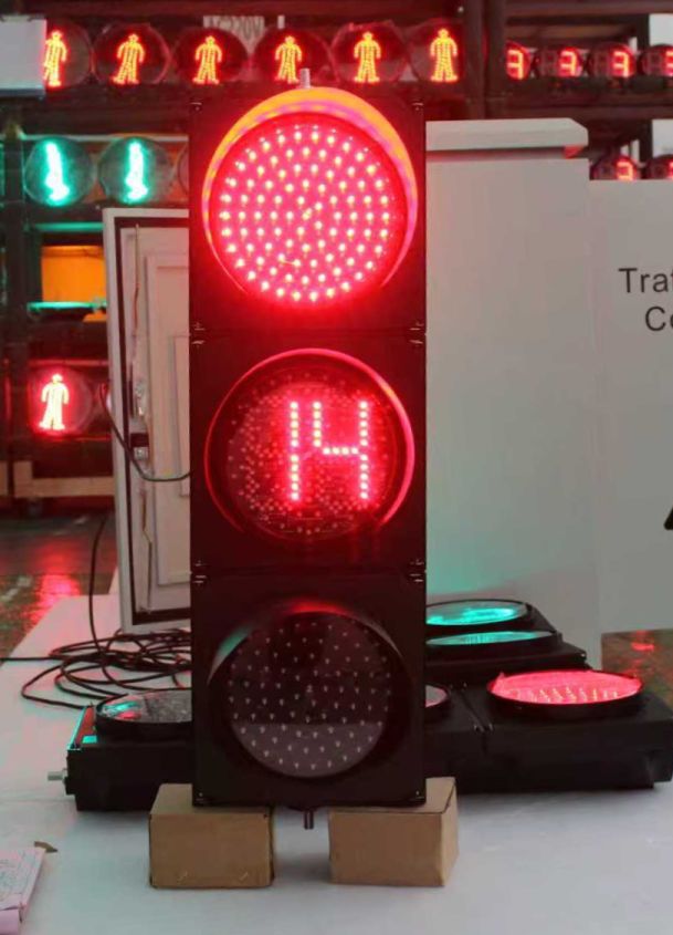 ไฟจราจร เขียวเหลืองแดง พร้อมตัวเลข Counter ขนาด 200mm แสดงไฟสีเขียวและตัวเลขดิจิทัลบนพื้นหลังสีดำ มุมมองด้านหน้าตรง