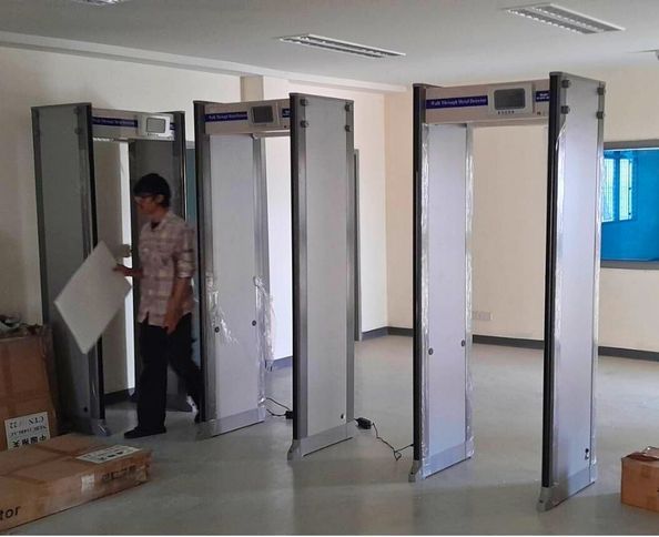 เครื่องตรวจจับโลหะ Walk Through Metal Detector รุ่น SE-SPW-300S สีเงินดีไซน์ทันสมัยแบบตั้งพื้นสำหรับตรวจความปลอดภัย