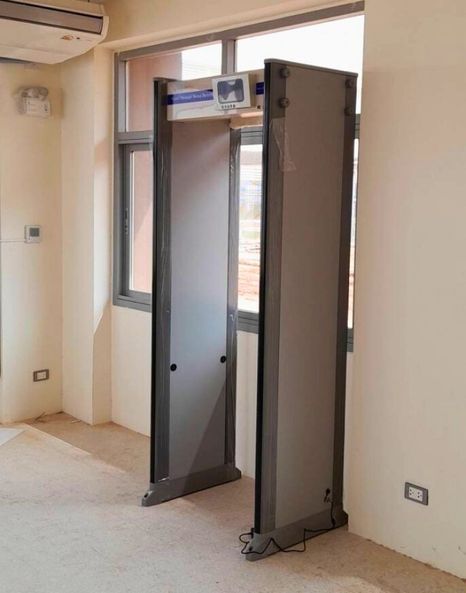 เครื่องตรวจจับโลหะ Walk Through Metal Detector รุ่น SE-SPW-300S สีเงินดีไซน์ทันสมัยแบบตั้งพื้นสำหรับตรวจความปลอดภัย