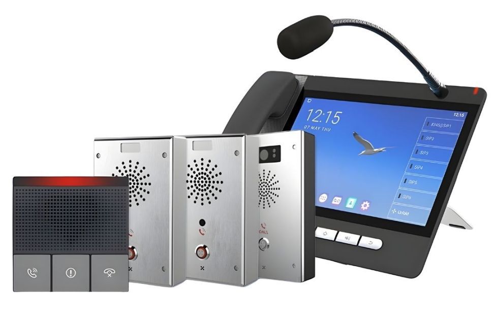 เครื่อง SOS-DX1:IP Intercom ระบบแจ้งเหตุฉุกเฉิน SOS ตัวเครื่องโลหะสีเงินทรงสี่เหลี่ยมพร้อมกล้องและปุ่มกดสีแดง มุมมองด้านหน้าตรง