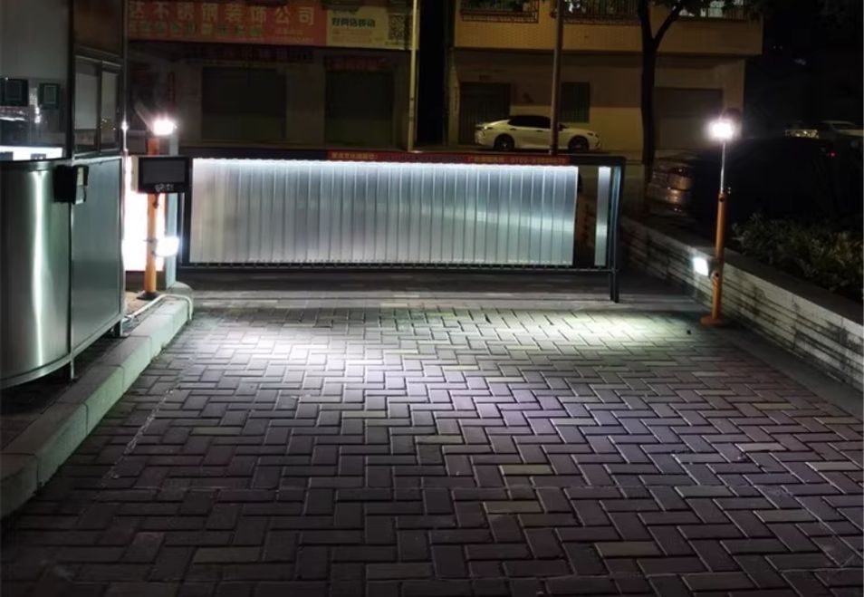 ไฟส่องป้ายทะเบียนสีดำสำหรับกล้อง LPR ติดตั้งบนขาตั้งมุมเฉียง มีหลอด LED หลายดวงช่วยเพิ่มความสว่างตอนกลางคืน