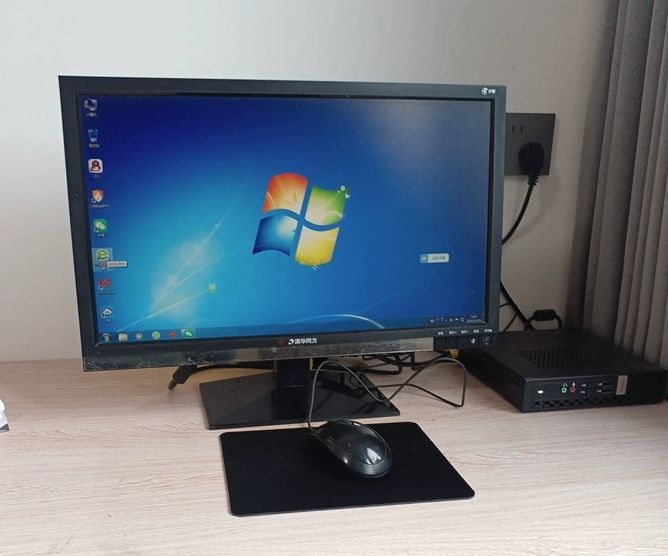 มินิคอมพิวเตอร์ IT-PC02 Core i5 สีดำขนาดเล็ก มุมมองด้านข้างแสดงพอร์ตเชื่อมต่อขณะถือด้วยมือเพื่อเทียบขนาดตัวเครื่อง