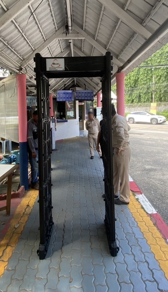 เครื่องตรวจจับโลหะ แบบเคลื่อนย้าย Walk Through Metal Detector outdoor