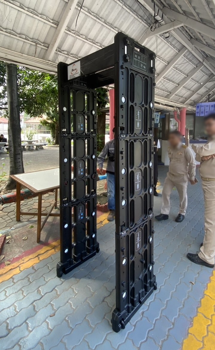 เครื่องตรวจจับโลหะ แบบเคลื่อนย้าย Walk Through Metal Detector outdoor