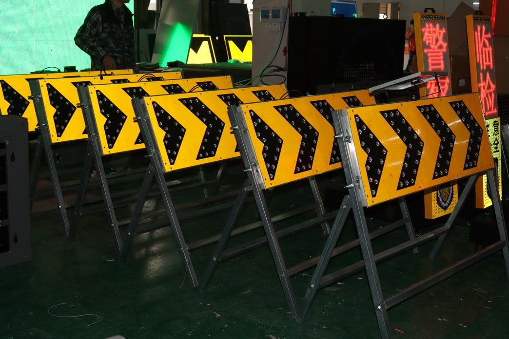 ป้ายลูกศร Solar LED Arrow Sign Chevron