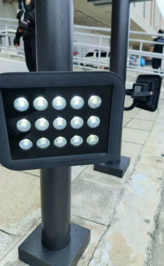 ตัวอย่างติดตั้งไฟ CCTV-IRLED2 ที่หน้างานลานจอดรถ โดยปรับมุมไฟเข้าหาช่องทางรถ