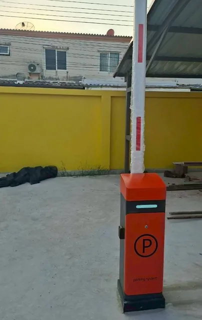 ไม้กั้นรถยนต์ Servo Gate Barrier สีเหลืองดำ ดีไซน์ทันสมัยพร้อมสัญลักษณ์ที่จอดรถ ติดตั้งตั้งพื้นสำหรับระบบควบคุมทางเข้าออก