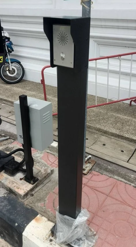 ตัวอย่างการติดตั้ง Outdoor SOS Intercom SOS-PK01 พร้อมเสา SOS-ST03 ในพื้นที่ใช้งานจริง