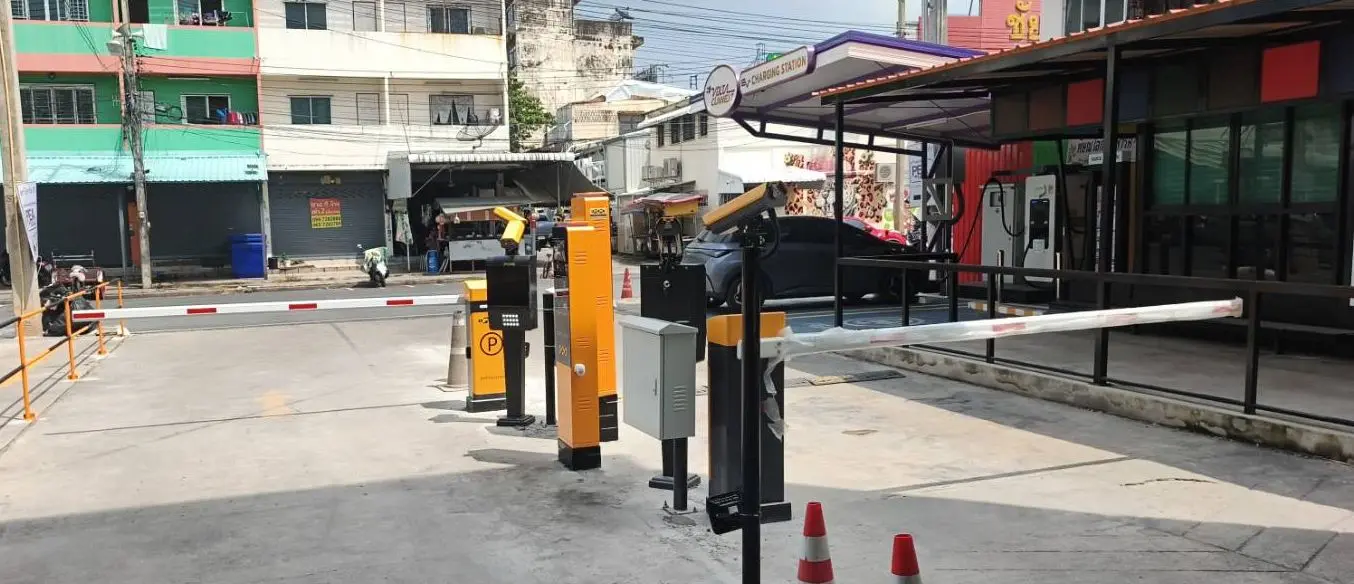 ภาพติดตั้งจริง ระบบลานจอดรถอัตโนมัติอ่านป้ายทะเบียน คิดเงินแบบไร้พนักงาน Unmanned Online CP-PK-LPR03-OL